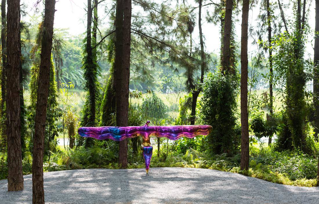 Tác phẩm: “Ở một nơi khác” của nghệ sĩ Đỗ Hiệp. Anh đưa hình ảnh Tiên trong điêu khắc đình làng về với hiện đại. Đôi cánh rộng tương phản thân hình nhỏ bé, biểu tượng của ước vọng, của những mong mỏi giản dị mà mạnh mẽ của con người .