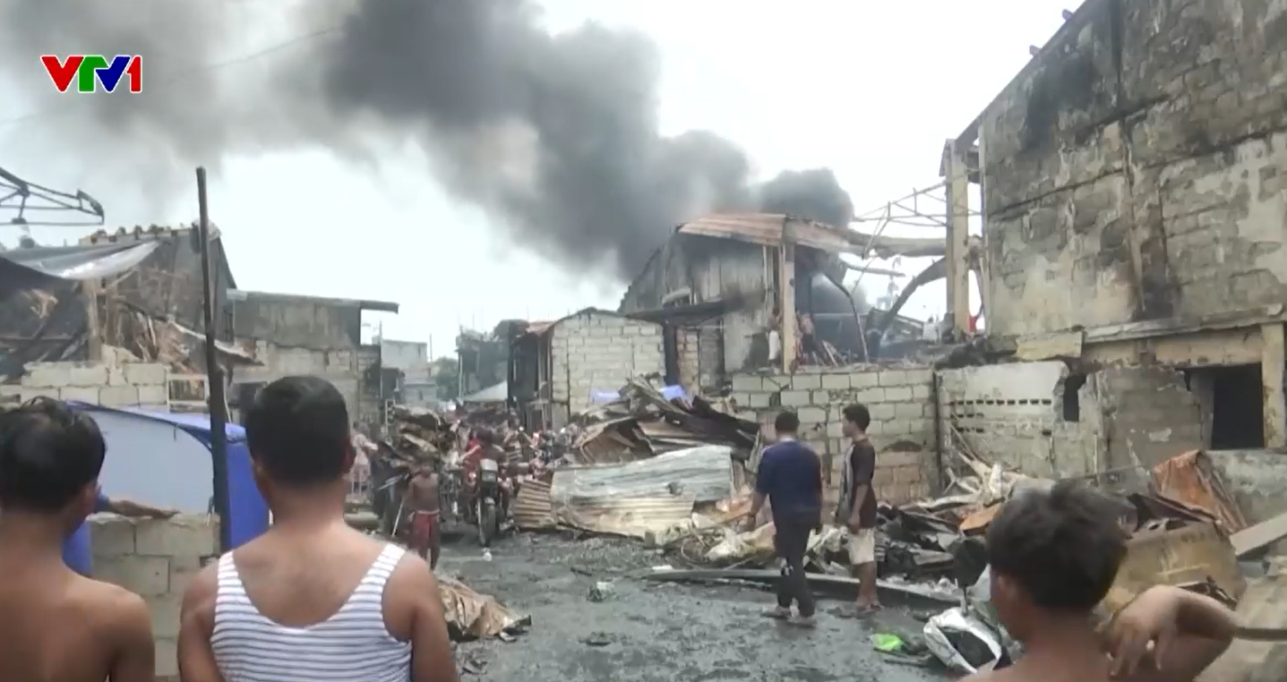 Hỏa hoạn lớn thiêu rụi hàng trăm ngôi nhà tại Philippines- Ảnh 1.