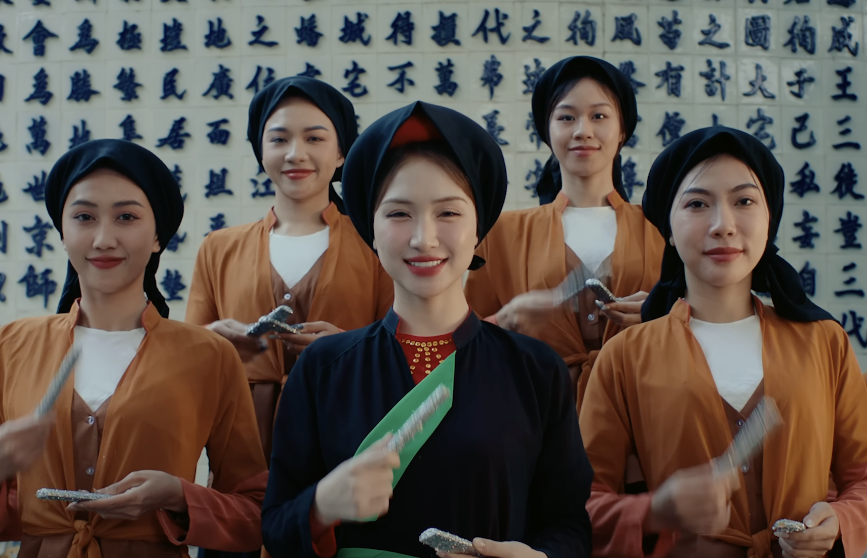 Hoà Minzy ứng xử 10 điểm khi sản phẩm Bắc Bling đạt 100 triệu view bị chê