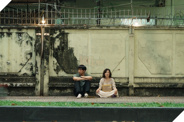 Cuối phim, “Hoan nhỏ” nhẹ lòng khi lựa chọn đưa mẹ trở về nhưng rồi “Hoan lớn” có thể an yên khi biết mẹ và em đã đến tận Hàn Quốc xa xôi để tìm mình?