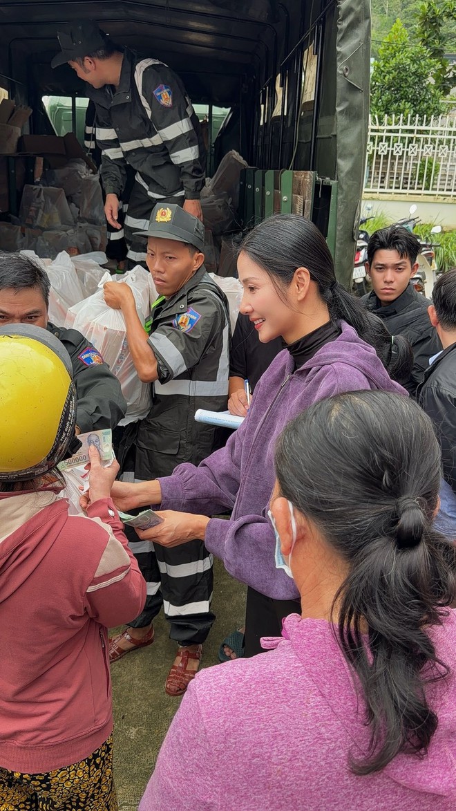 Nghệ sĩ lên đường đi cứu trợ vùng lũ- Ảnh 8.