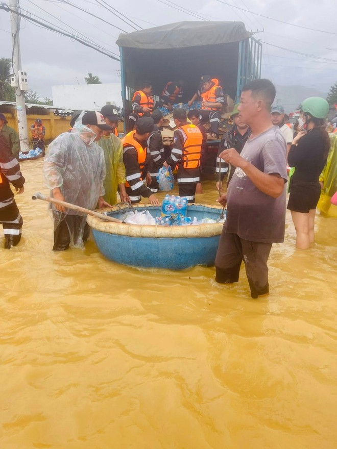 Nghệ sĩ lên đường đi cứu trợ vùng lũ- Ảnh 6.