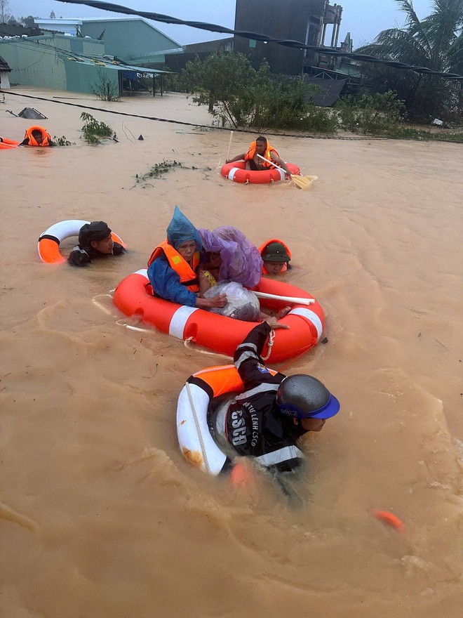 Nghệ sĩ lên đường đi cứu trợ vùng lũ- Ảnh 5.
