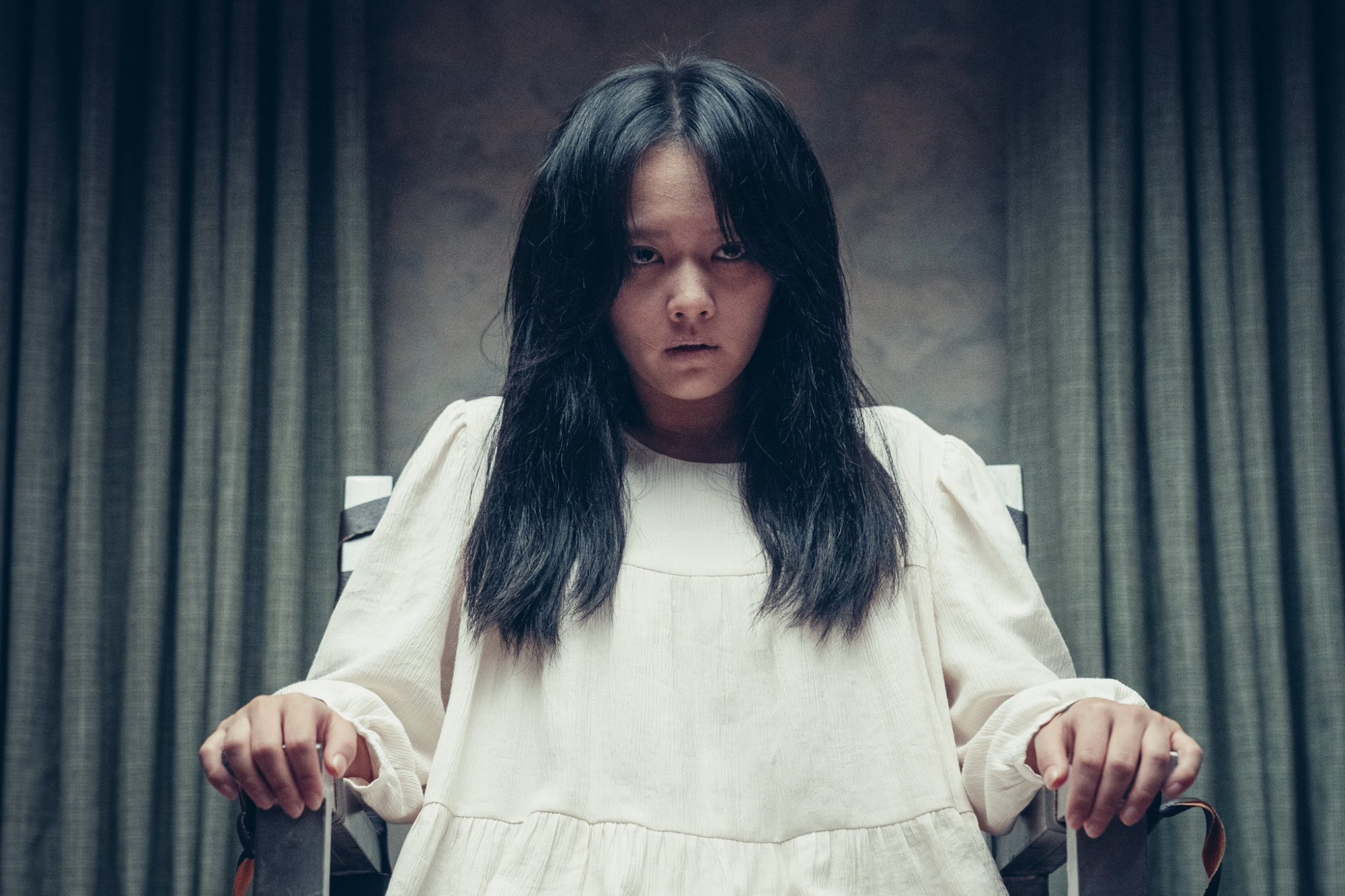 Holy Night: Đội săn quỷ nhưng chưa săn trúng cảm xúc- Ảnh 5.