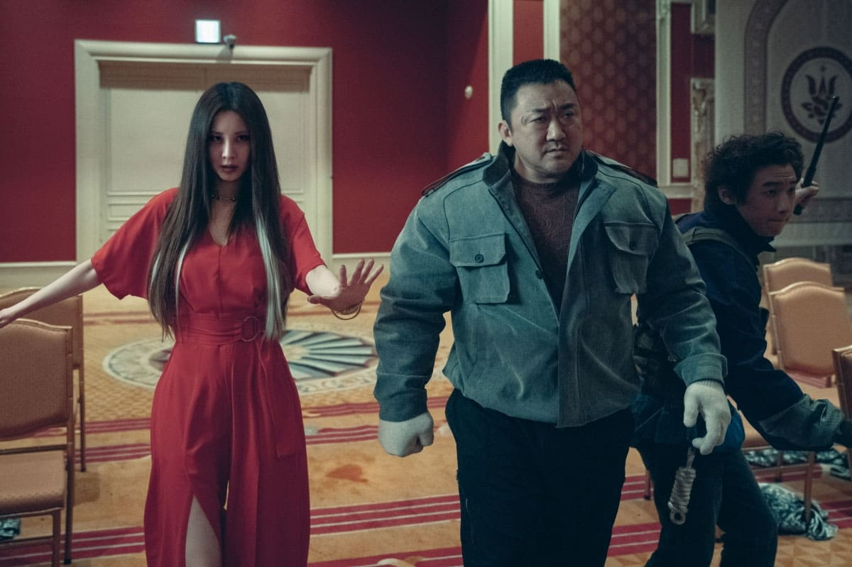 Holy Night: Đội săn quỷ nhưng chưa săn trúng cảm xúc- Ảnh 3.