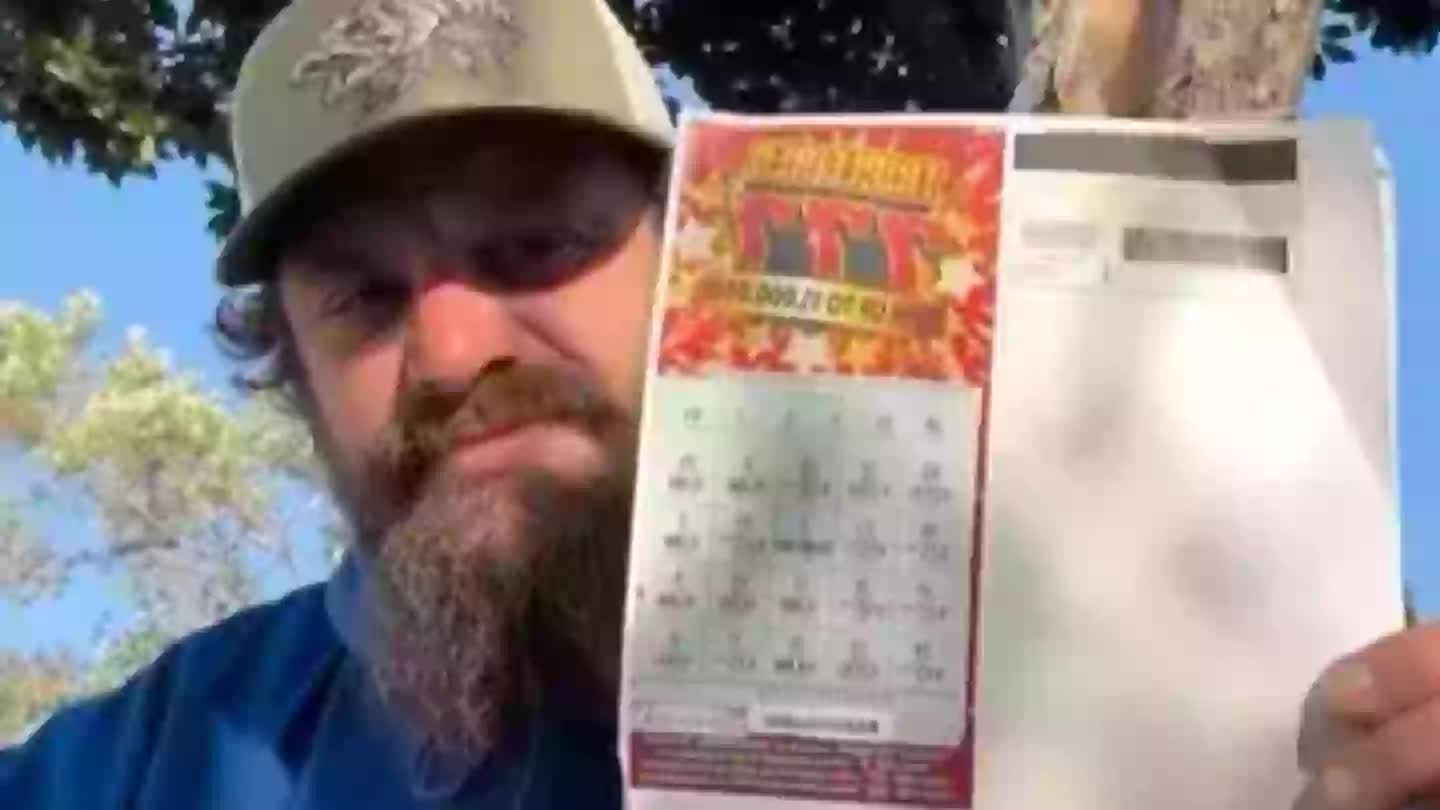 Bỗng dưng trúng tấm vé số 26 tỷ đồng, người đàn ông vô gia cư quyết mua 1 thứ khiến ai cũng bẩt ngờ- Ảnh 1. Bỗng dưng trúng tấm vé số 26 tỷ đồng, người đàn ông vô gia cư quyết mua 1 thứ khiến ai cũng bẩt ngờ- Ảnh 1.