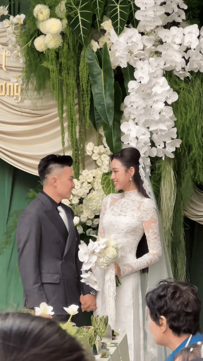 Đỗ Hà liên tục né nụ hôn của thiếu gia Viết Vương trong đám cưới- Ảnh 2.