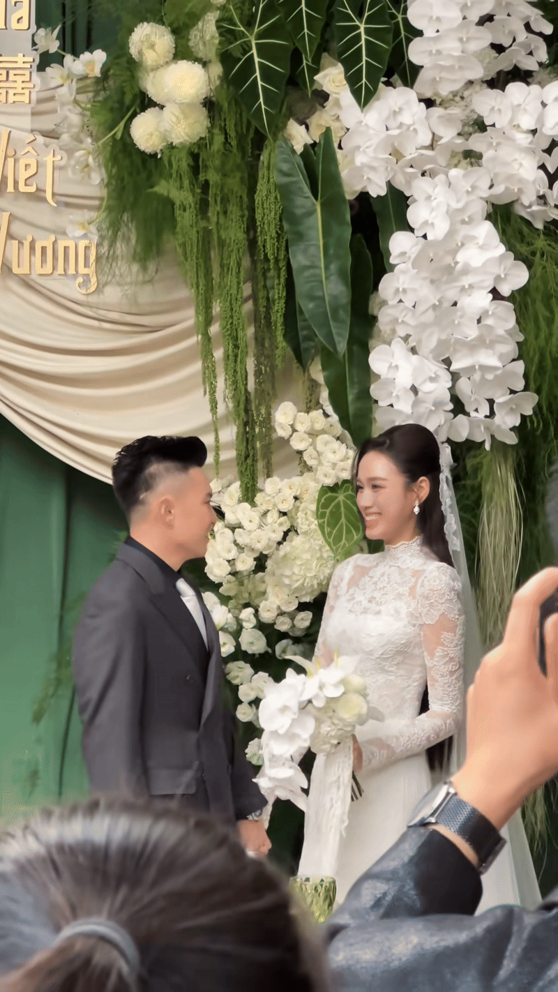 Đỗ Hà liên tục né nụ hôn của thiếu gia Viết Vương trong đám cưới- Ảnh 1.