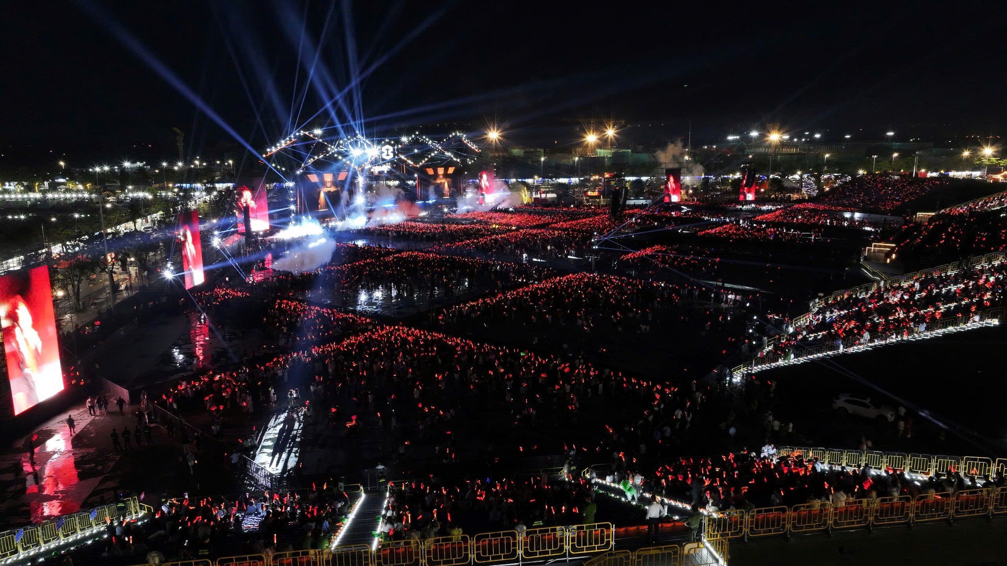 Hơn 50.000 khán giả quẩy từ chiều tới khuya ở 8Wonder - Moments of Wonder - 10