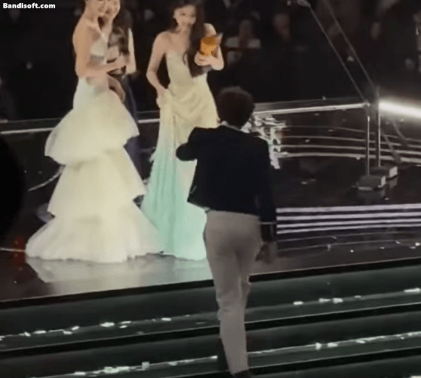 Khoảnh khắc lãng mạn nhất Tinh Quang Đại Thưởng 2025 viral khắp MXH, netizen hú hét: Yêu đi chờ chi- Ảnh 2. Khoảnh khắc lãng mạn nhất Tinh Quang Đại Thưởng 2025 viral khắp MXH, netizen hú hét: Yêu đi chờ chi- Ảnh 2.