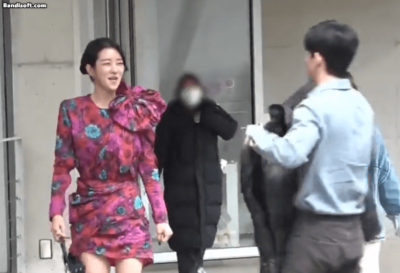 Kim Soo Hyun thân mật với Seo Ye Ji cỡ này, bảo sao netizen nghi ngoại tình: Tự tay làm điều