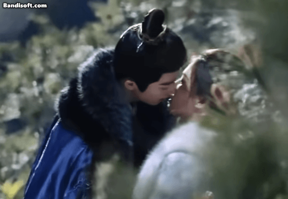 Khó tin cặp đôi Trung Quốc hôn