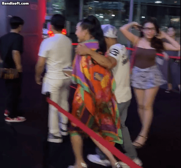 Clip hot: 1 sao nữ Vbiz bỏ chạy khỏi thảm đỏ khiến cả ekip nháo nhào- Ảnh 6. Clip hot: 1 sao nữ Vbiz bỏ chạy khỏi thảm đỏ khiến cả ekip nháo nhào- Ảnh 6.