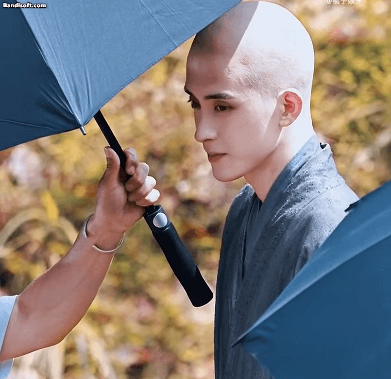 Mỹ nam Trung Quốc cạo trọc đầu làm sư vẫn đẹp mê mẩn: Nhan sắc vô đối không gì