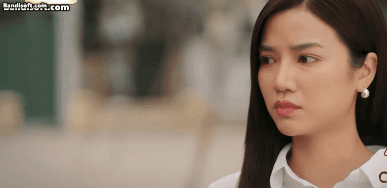 Bắt trọn cảnh cặp đôi Vbiz mới cưới cãi nhau giữa đường, biểu cảm nhà gái cực gắt như