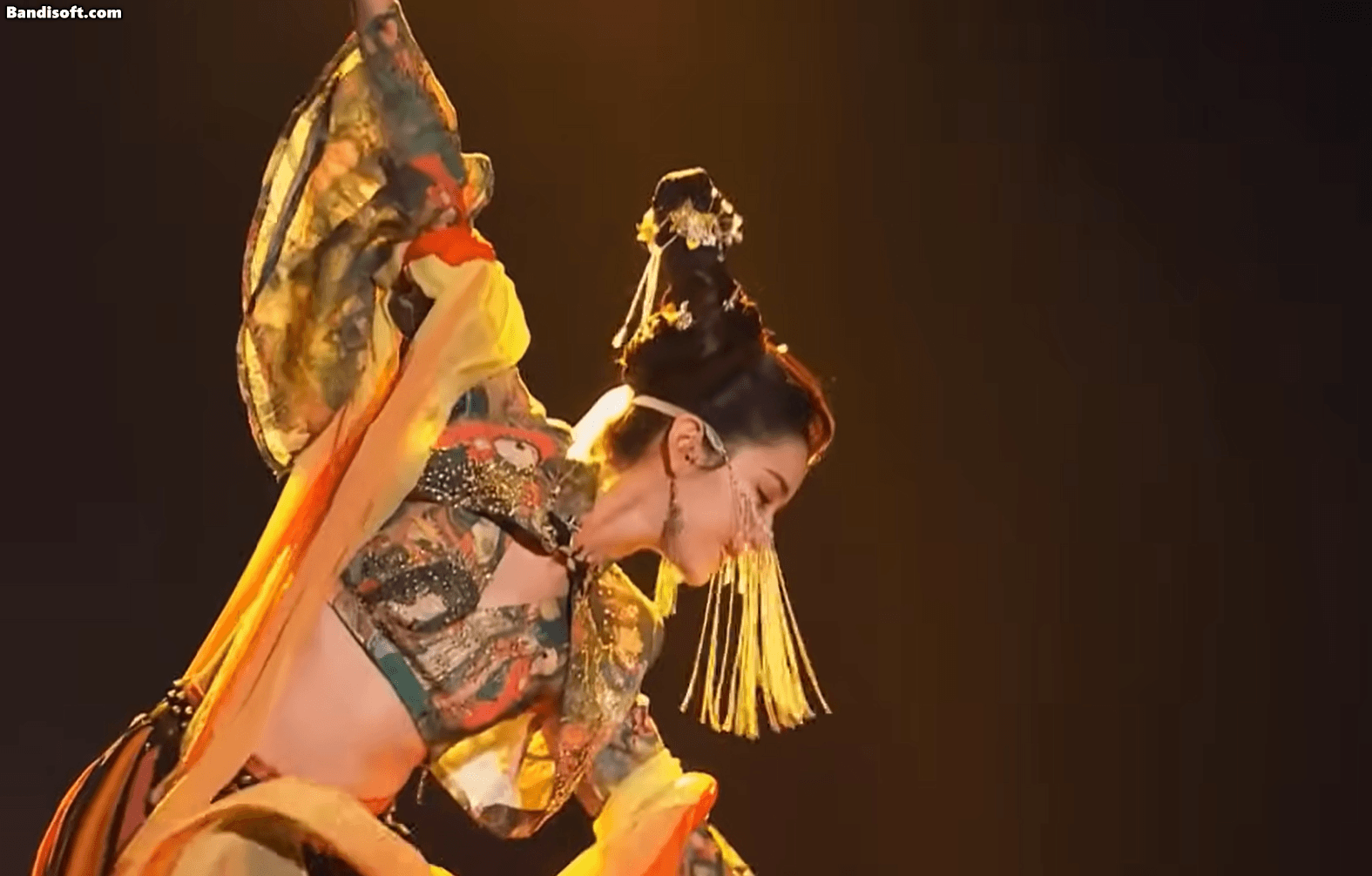 Tiên nữ Đôn Hoàng mất vai ở phim Trung Quốc hay nhất 2025: Khó tin 1 chiếc kính làm lỡ cơ hội đổi đời?- Ảnh 1.