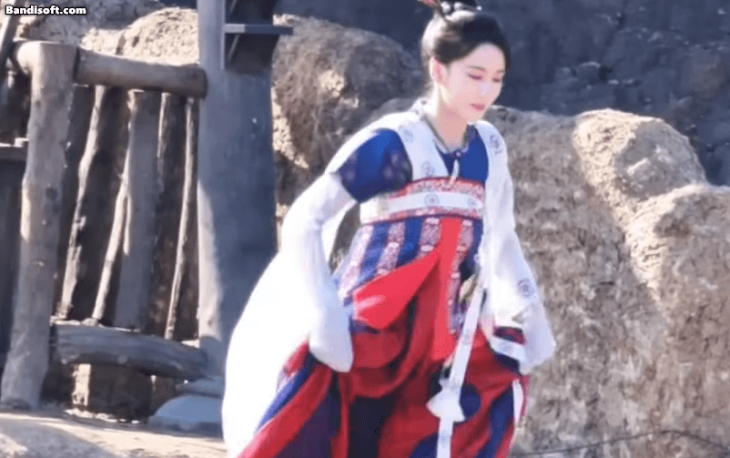 Màn ảnh Hoa ngữ có nữ tướng quân đẹp vô thực: Nhan sắc như AI tạo ra, loạt tạo hình đối lập gây sốc visual- Ảnh 1.