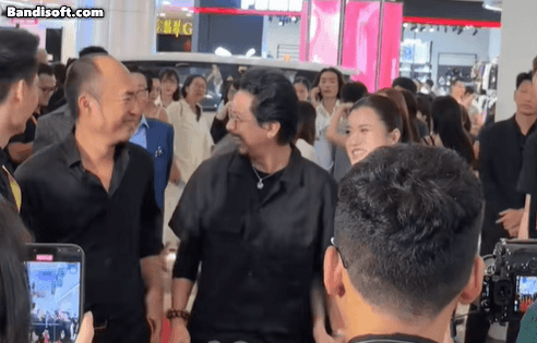 Lộ clip Tiến Luật sượng trân khi bị MC coi thường ngay tại thảm đỏ, netizen bất bình