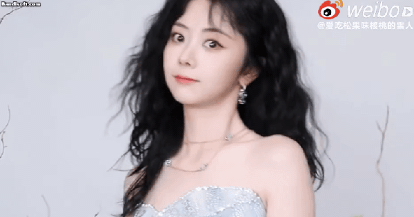 Đàm Tùng Vận 17 tuổi nhan sắc chấn động cỡ này: Mặt mộc mà đẹp mê mẩn, không làm diễn viên quá phí honeycam 2025 07 11 15 46 57 1752228331685952299325 0 0 408 779 crop 1752228354734987128863gifpng