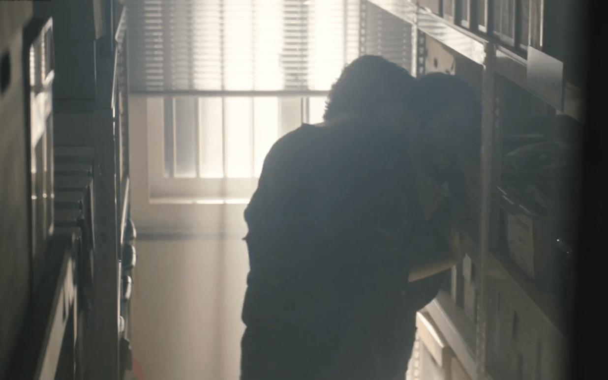 Bức ảnh đang viral nhất MXH hôm nay: Chỉ một màu đỏ mà ai cũng khiếp vía, 41 người Việt đứng sau mới tài- Ảnh 2. Phim Hàn gây sốc với cảnh 18+