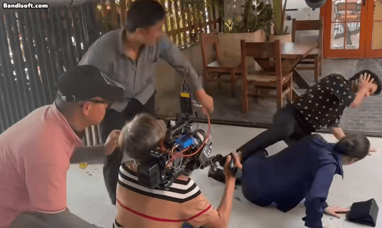 Clip sốc: Mỹ nam Vbiz bị đồng nghiệp đạp thẳng vào mặt, người trong cuộc nói 1 câu chấn động- Ảnh 6. Clip sốc: Mỹ nam Vbiz bị đồng nghiệp đạp thẳng vào mặt, người trong cuộc nói 1 câu chấn động- Ảnh 6.