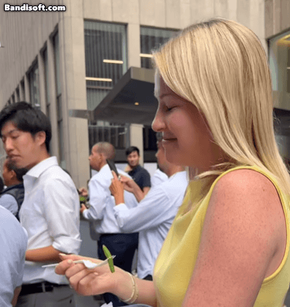 Clip viral: Cô gái bới tô cơm giữa đường để ngắm Anne Hathaway, biểu cảm mãn nguyện đại diện cho cả tỷ người- Ảnh 2.