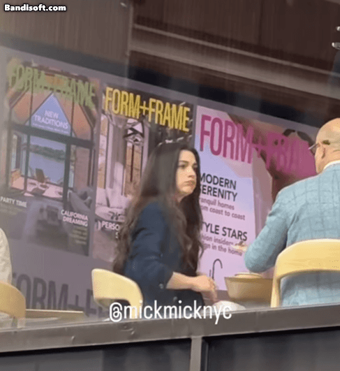 Clip viral: Cô gái bới tô cơm giữa đường để ngắm Anne Hathaway, biểu cảm mãn nguyện đại diện cho cả tỷ người- Ảnh 1.