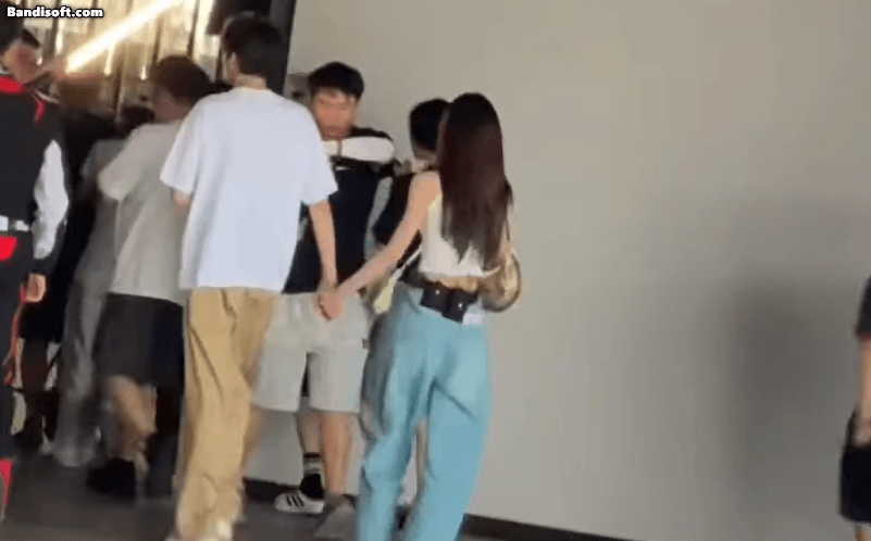 Tóm dính cặp đôi ngôn tình công khai nắm tay giữa đường: Vô tư ôm ấp sát rạt, phim giả tình thật không thể chối cãi- Ảnh 1. Tóm dính cặp đôi ngôn tình công khai nắm tay giữa đường: Vô tư ôm ấp sát rạt, phim giả tình thật không thể chối cãi- Ảnh 1.