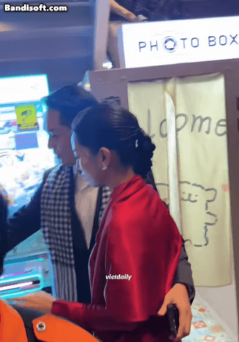 Bắt gặp cặp đôi Vbiz công khai ôm nhau giữa sự kiện: Nắm tay không rời, phim giả tình thật khó chối cãi- Ảnh 5.