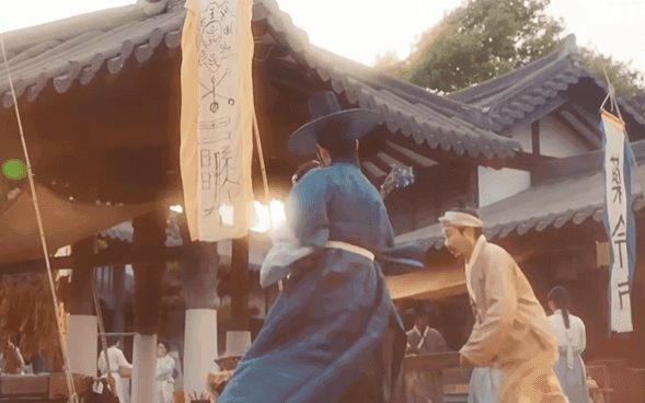 5 bộ phim cổ trang Hàn Quốc có tạo hình đẹp mãn nhãn nhưng kịch bản còn cuốn hơn, xem đi xem lại không thấy chán- Ảnh 20. Quá lâu mới thấy 1 phim cổ trang Hàn đỉnh tới vậy: Nam chính mỏ hỗn dã man, đẹp đến nổi cả da gà