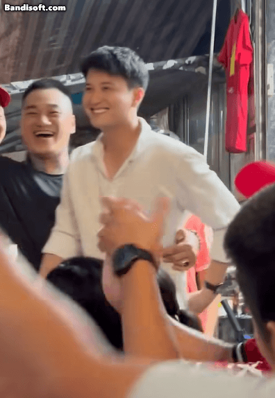 Mỹ nam Vbiz đi xem Tổng duyệt A80 mà viral khắp MXH: Cười lên đẹp phát sáng, chị em thi nhau nhường chỗ- Ảnh 2.