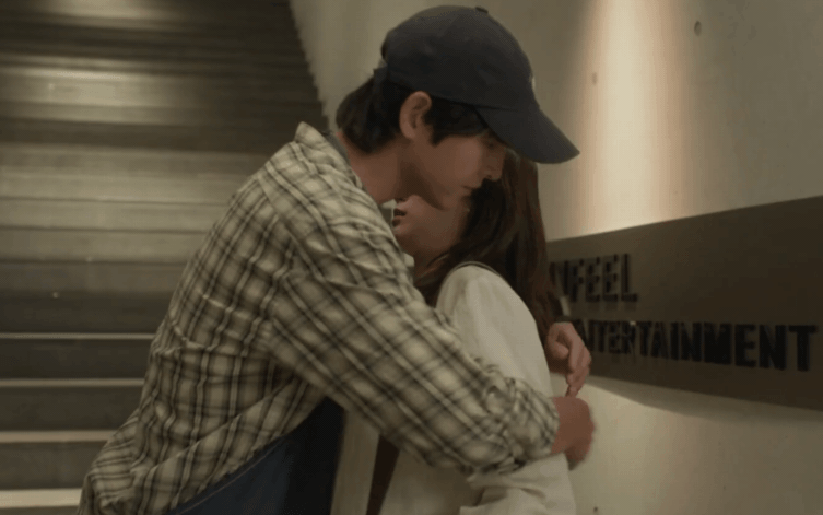 Phim mới của Song Joong Ki bị 1,4 triệu người tẩy chay, tất cả là vì Song Hye Kyo- Ảnh 3. Phim của Song Joong Ki vừa chiếu đã nhận mưa lời khen: Nữ chính giống Song Hye Kyo quá trời, không muốn tua giây nào