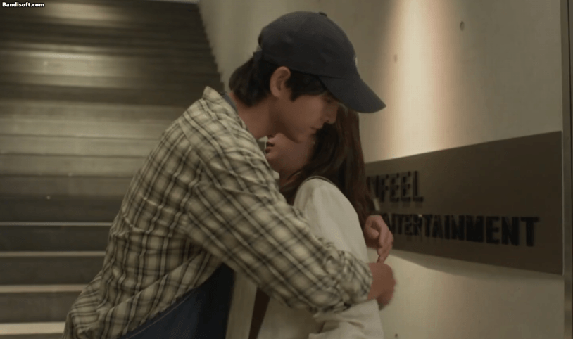 Phim của Song Joong Ki vừa chiếu đã nhận mưa lời khen: Nữ chính giống Song Hye Kyo quá trời, không muốn tua giây nào- Ảnh 1.