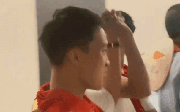 Cặp đôi gây bất ngờ nhất Mưa Đỏ: Ban đầu ghét nhau không buồn nói, giờ bám dính 24/7