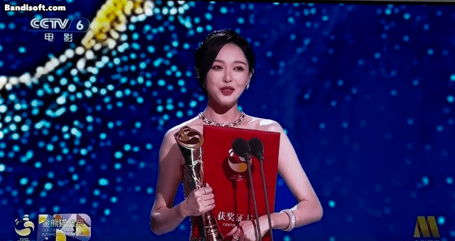 Trời ơi sao mỹ nhân này 42 tuổi lại trẻ đẹp hơn gái 18 vậy: Bí quyết chỉ đúng 3 chữ, quá chuẩn không thể cãi nổi- Ảnh 4.