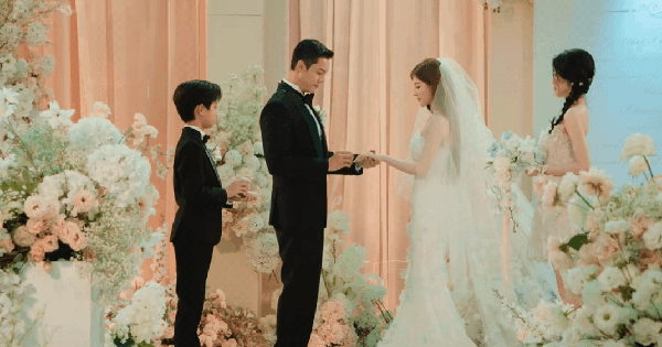 Đám cưới đang viral khắp Trung Quốc: Cô dâu nhan sắc sang xịn mịn, chú rể là tổng tài đẹp nhất quả đất honeycam 2025 09 29 00 28 50 1759106450773 1759106451030267368826 25 4 587 1077 crop 17591065384941303166466gifpng