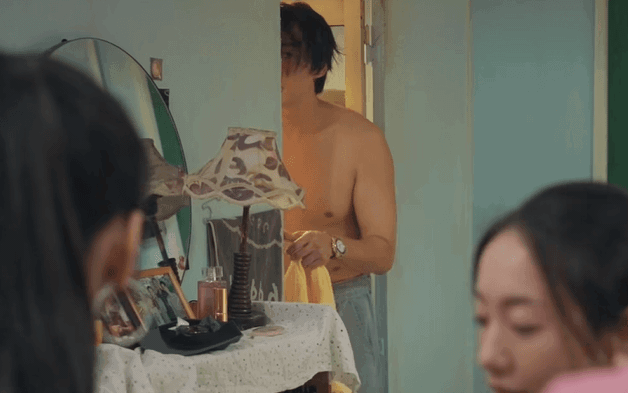 Sao hạng A Hàn Quốc ê chề khi đến Việt Nam, lộ cả khoảnh khắc thiếu vải trước mặt fan cuồng