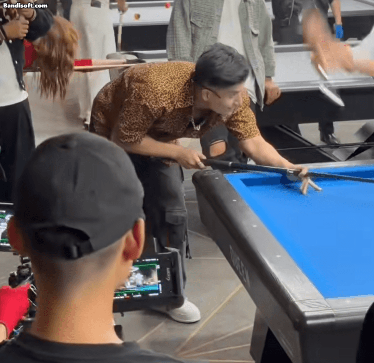 Clip: Lâm Bảo Châu bị tác động vật lý giữa quán bida, phản ứng của Lệ Quyên mới đáng bàn- Ảnh 2.