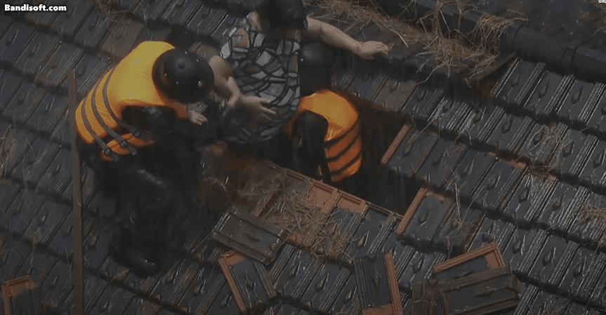 Sản phụ sắp sinh mắc kẹt trong mưa lũ, nước dâng tận nóc nhà, xem cảnh bộ đội giải cứu mà thắt lòng- Ảnh 4.