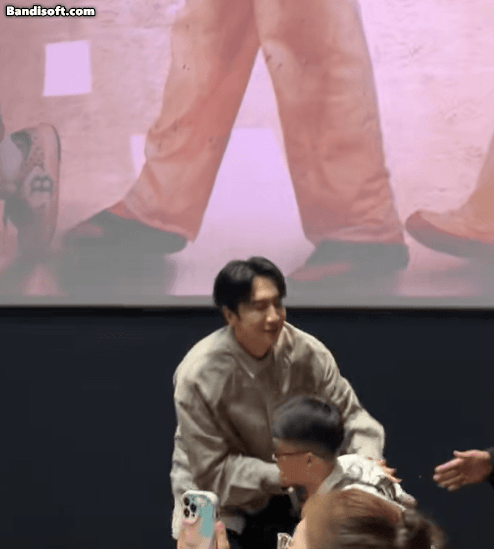 Clip: Sao hạng A Hàn Quốc xô đẩy fan Việt, phản ứng của 3 triệu người mới là điều bất ngờ- Ảnh 3. Clip: Sao hạng A Hàn Quốc xô đẩy fan Việt, phản ứng của 3 triệu người mới là điều bất ngờ- Ảnh 3.