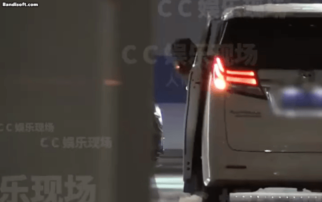 1 cặp đôi phim giả tình thật lộ clip lén lút hẹn hò: Nhà trai vừa đẹp vừa giỏi, nhà gái hot ơi là hot- Ảnh 1.