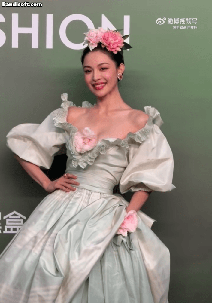 Tất cả họa sĩ trên đời đều muốn đưa mỹ nhân này vào tranh: Vẻ đẹp đáng giá ngàn vàng, đóa hoa độc lạ nhất showbiz- Ảnh 2. Tất cả họa sĩ trên đời đều muốn đưa mỹ nhân này vào tranh: Vẻ đẹp đáng giá ngàn vàng, đóa hoa độc lạ nhất showbiz- Ảnh 2.