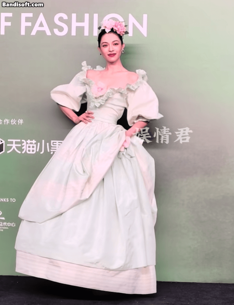 Tất cả họa sĩ trên đời đều muốn đưa mỹ nhân này vào tranh: Vẻ đẹp đáng giá ngàn vàng, đóa hoa độc lạ nhất showbiz- Ảnh 4. Tất cả họa sĩ trên đời đều muốn đưa mỹ nhân này vào tranh: Vẻ đẹp đáng giá ngàn vàng, đóa hoa độc lạ nhất showbiz- Ảnh 4.