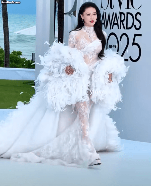 Đọc 100 cuốn sách cũng không tìm ra từ để khen mỹ nhân này: Mặt đẹp, body cháy, ai mà chịu cho nổi- Ảnh 1.