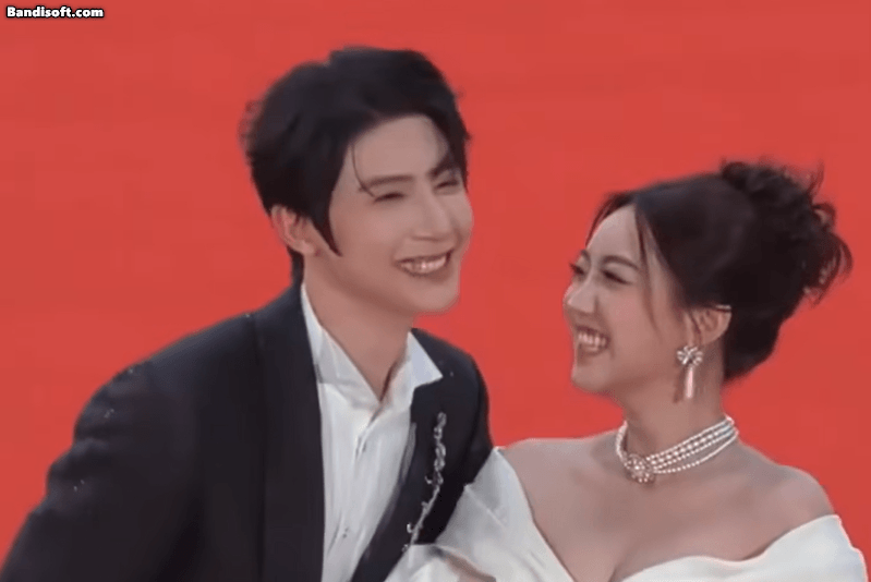 Cặp đôi phim giả tình thật công khai hôn nhau ngay trên thảm đỏ: Nhà gái vừa đẹp vừa bốc lửa, nhìn muốn cưới liền- Ảnh 3. Cặp đôi phim giả tình thật công khai hôn nhau ngay trên thảm đỏ: Nhà gái vừa đẹp vừa bốc lửa, nhìn muốn cưới liền- Ảnh 3.