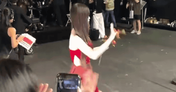 Ai bê mỹ nhân này khỏi showbiz hộ cái: Kiêu ngạo không xem ai ra gì, bắt nạt đồng nghiệp giờ phải trả giá honeycam 2025 11 09 14 12 32 1762673702755510313985 35 0 414 723 crop 1762673716731982654255gifpng