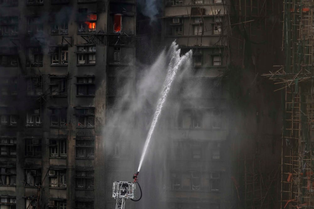 Cháy chung cư Hồng Kông: Tại sao lửa lan nhanh đến rợn người?- Ảnh 1.