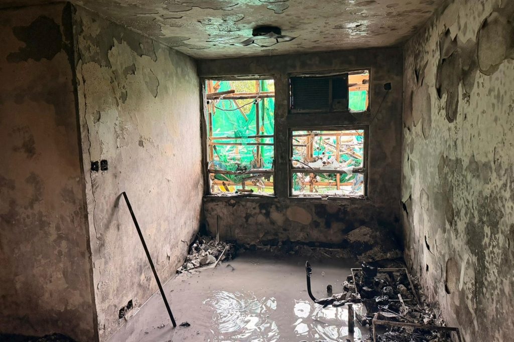 Cháy chung cư ở Hồng Kông: Sự thật khắc nghiệt bên trong các căn hộ cháy đen- Ảnh 1.