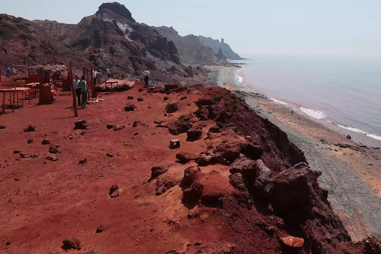 Video ghi lại cảnh tượng bãi biển bỗng chuyển màu