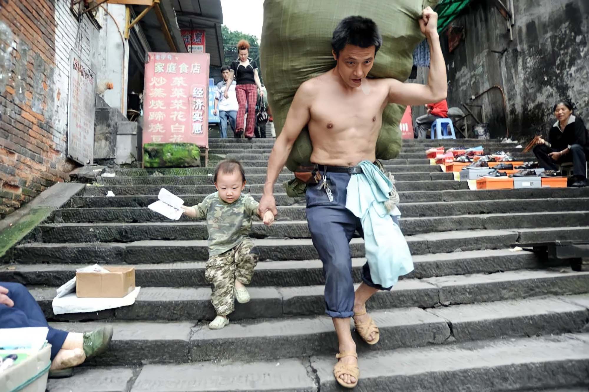 Cặp cha con trong bức ảnh “cõng cả thế giới trên vai vì con” bây giờ ra sao?- Ảnh 1. Cặp cha con trong bức ảnh “cõng cả thế giới trên vai vì con” bây giờ ra sao?- Ảnh 1.